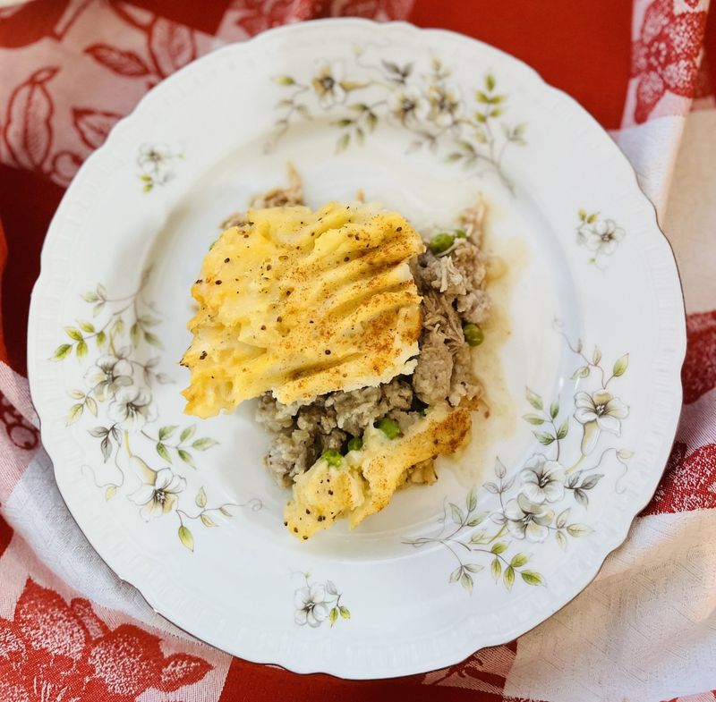 Étagé d&#39;effiloché de dinde, canard, farce de porc, purée de pommes de terre