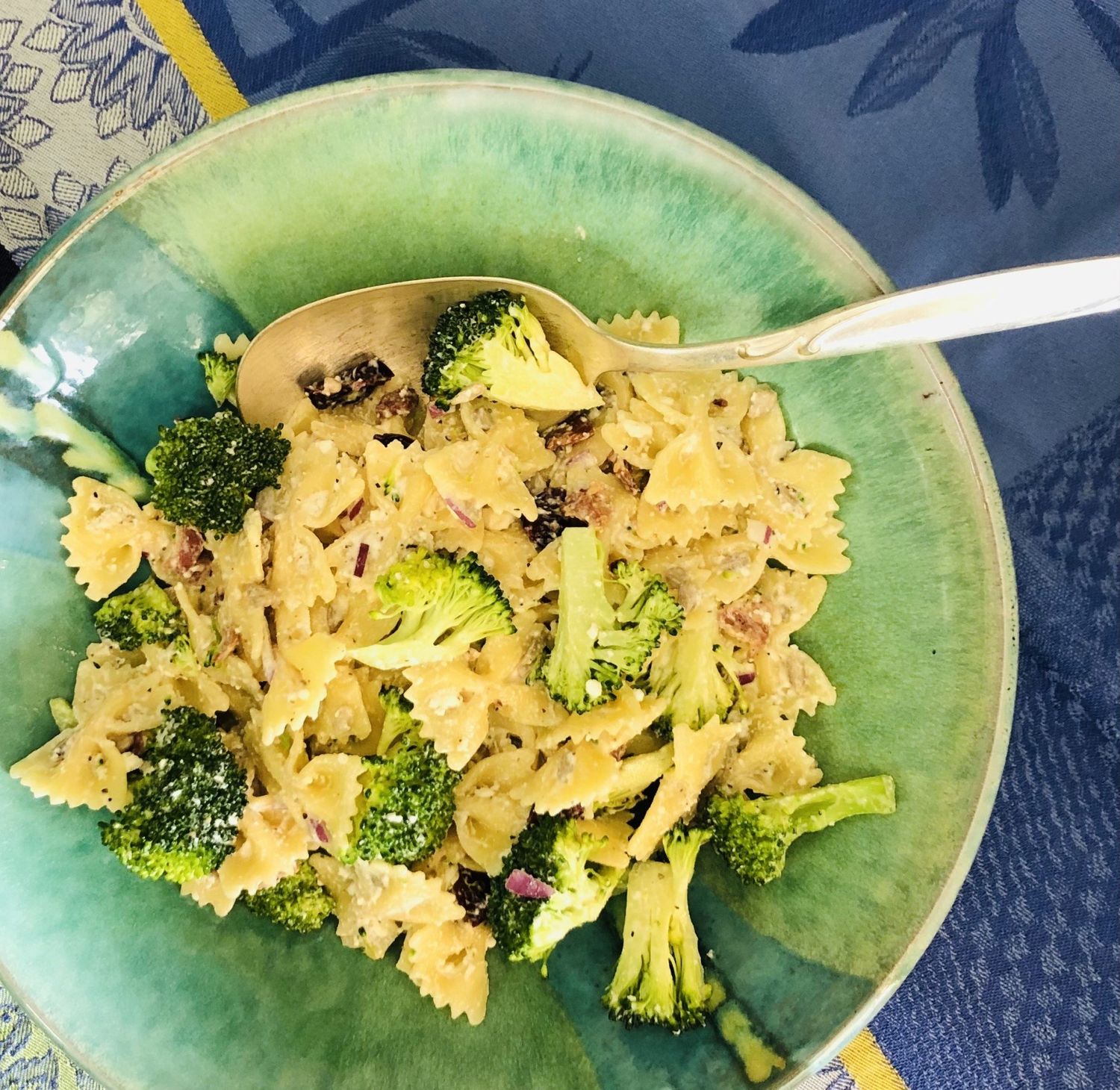 Salade de farfalle, brocoli, feta et bacon