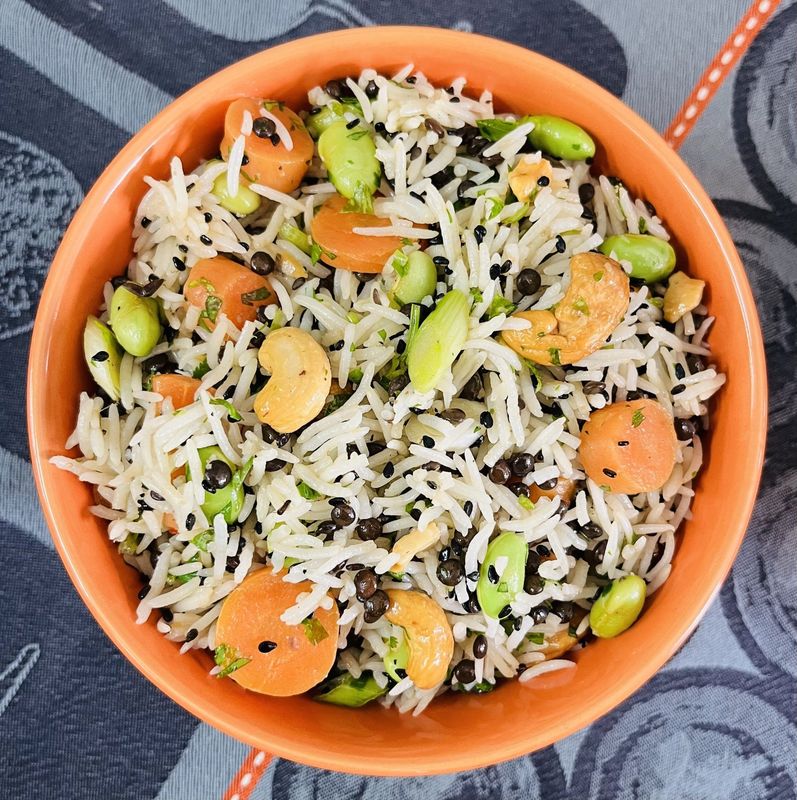 Salade de riz, lentilles bélouga, carottes et noix de cajou