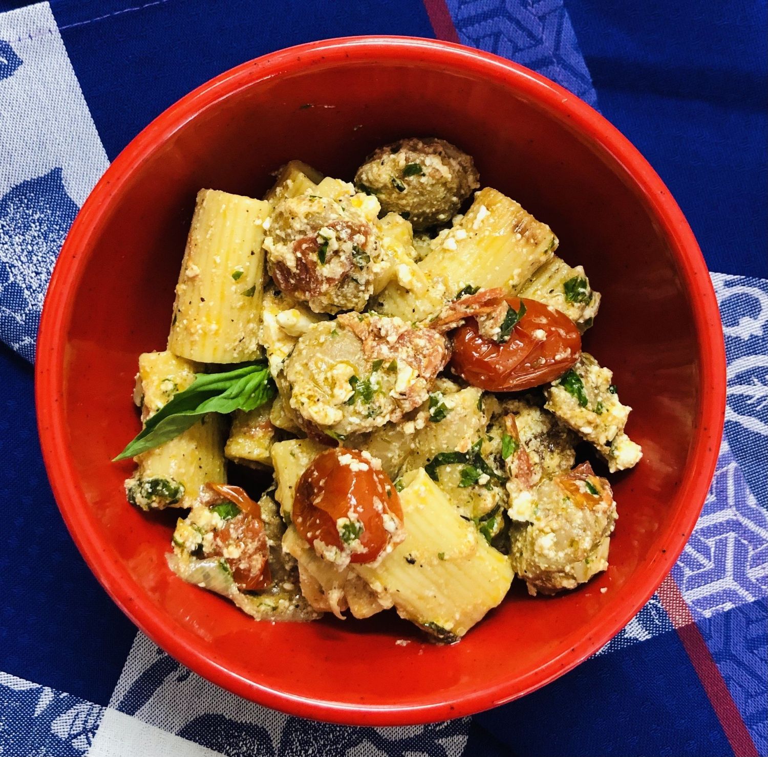 Pâtes aux tomates confites, saucisse et feta rôti