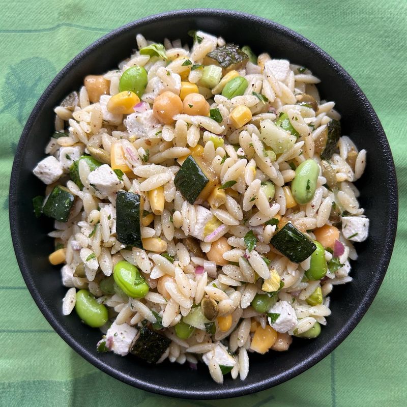 Salade d'orzo aux courgettes grillées, maïs, feta et menthe