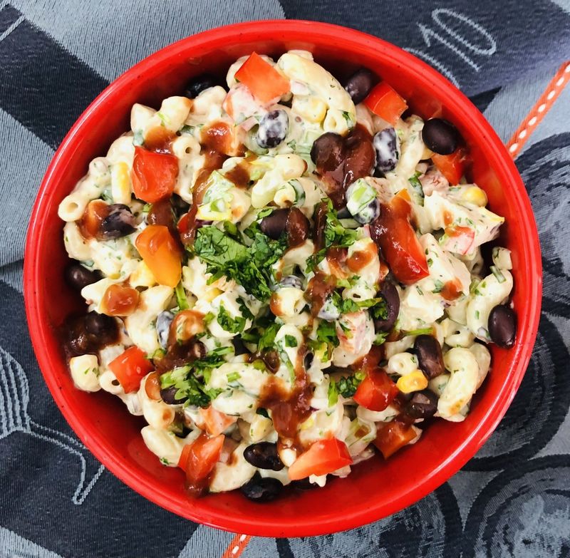 Salade de macaroni au poulet, haricots noirs, maïs et sauce BBQ