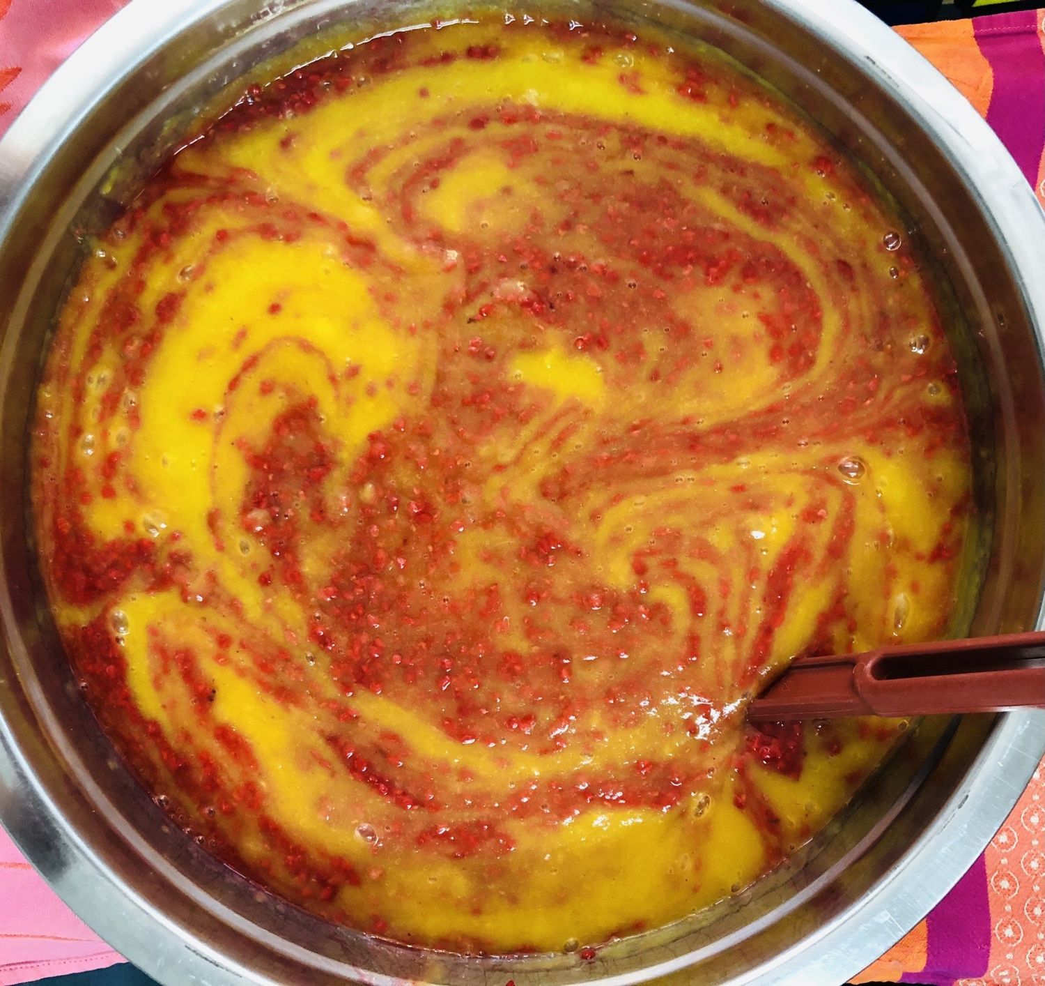 Cocktail de pomme, mangue et framboises