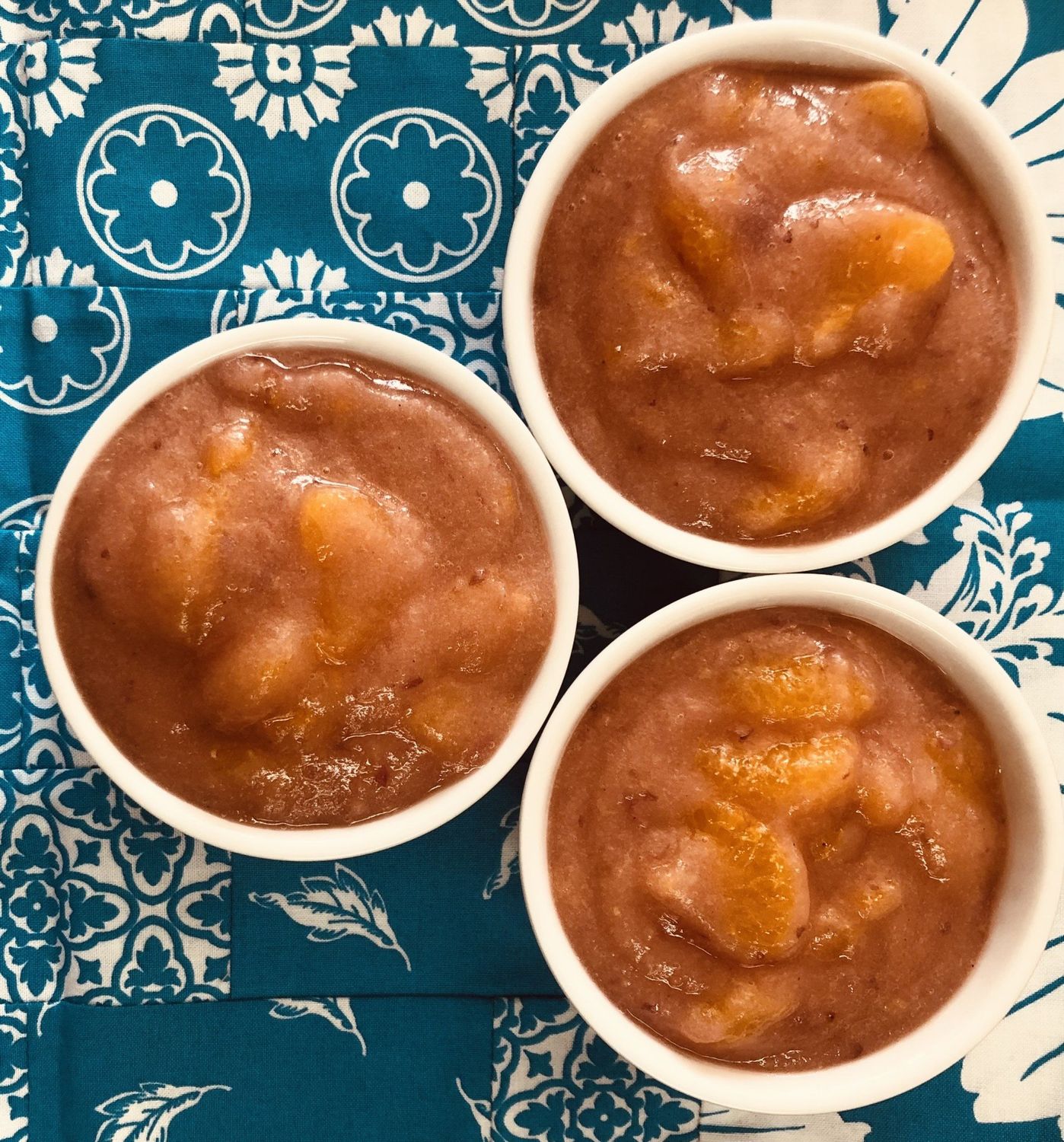 Compote aux pommes, raisins et mandarine