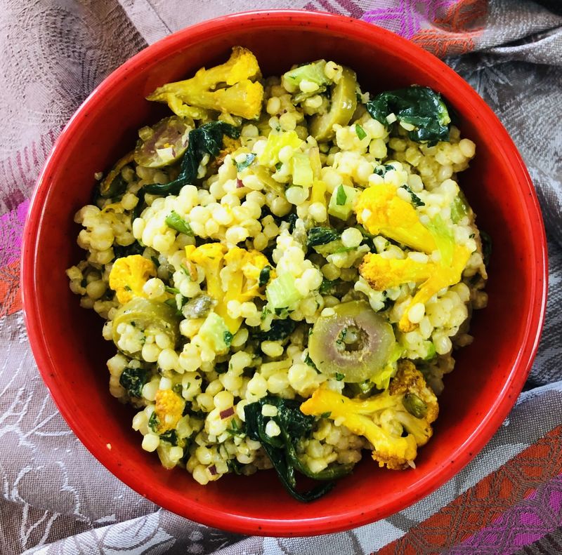 Salade de couscous perlé aux chou-fleur grillé, feta et olives