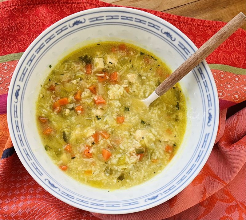 Soupe au poulet, riz, gingembre et citron