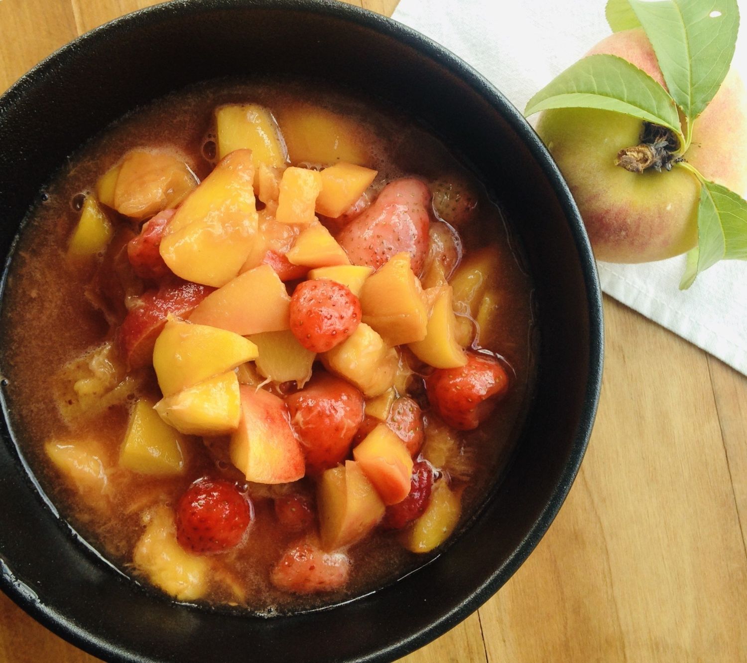 Compote aux pêches d&#39;Ontario, fraises et abricots