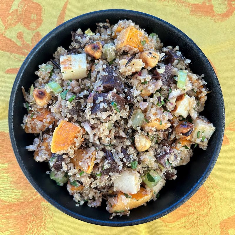 Salade de sarrasin, quinoa, betterave, haloumi et noisettes