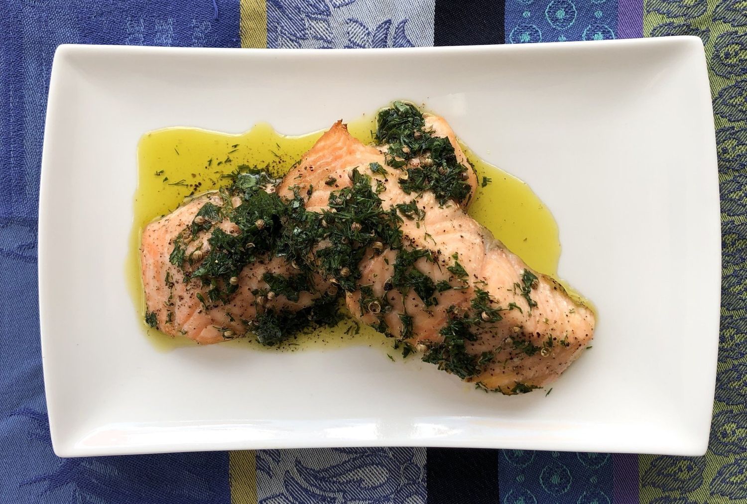 Saumon cuit, aneth, paprika et sel de céleri