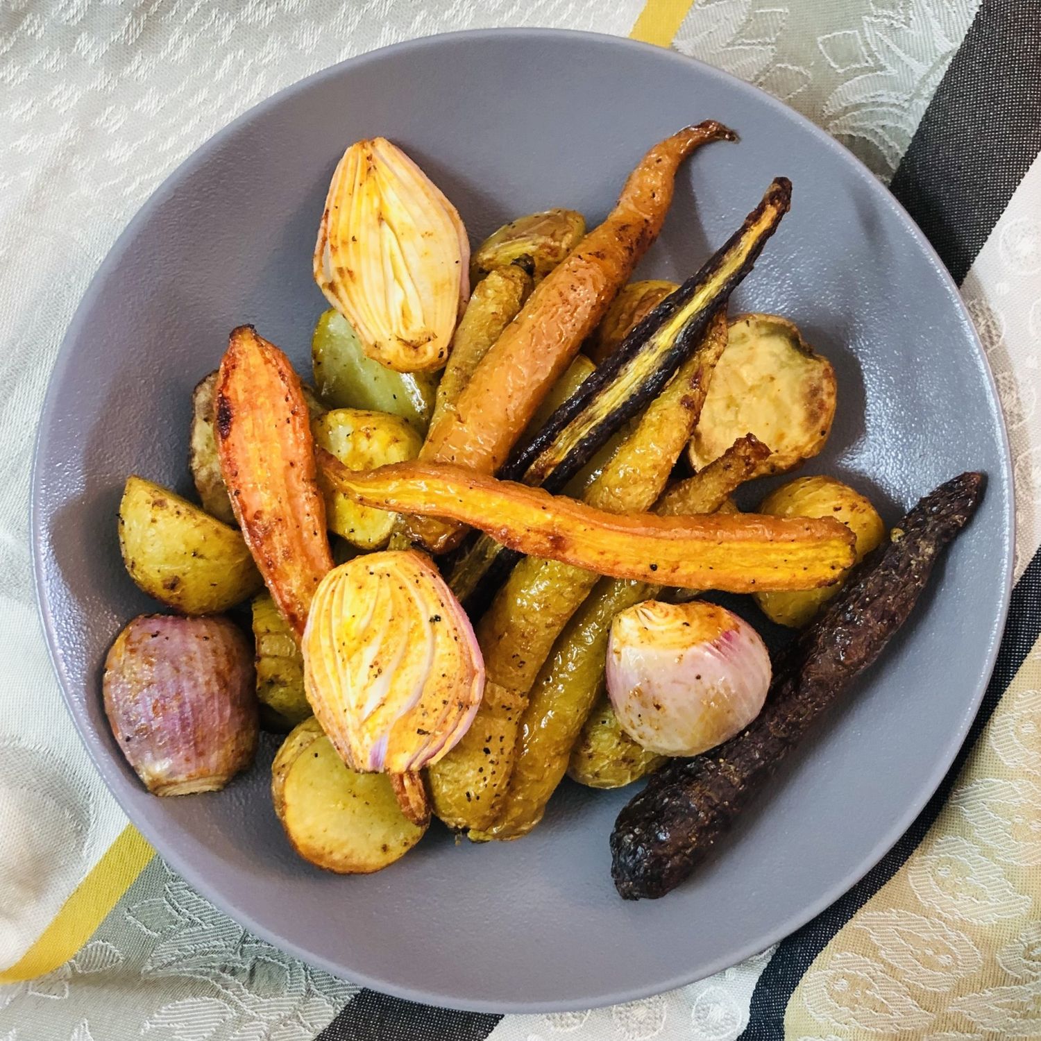 Patates grelot, carottes et échalotes rôties (au gras de canard)