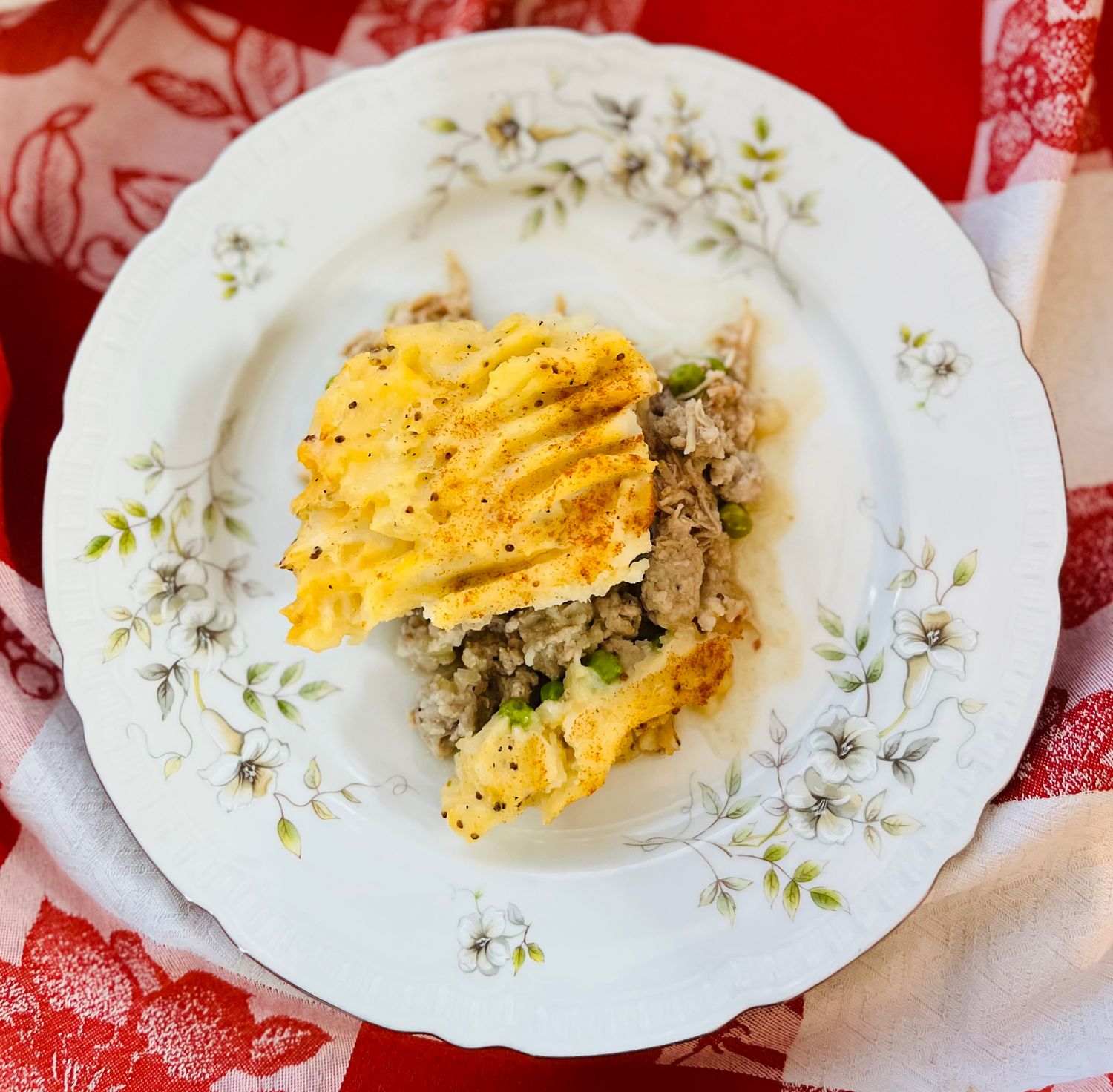 Étagé d&#39;effiloché de dinde, canard, farce, pois verts et purée de pommes de terre, Size: Individuel
