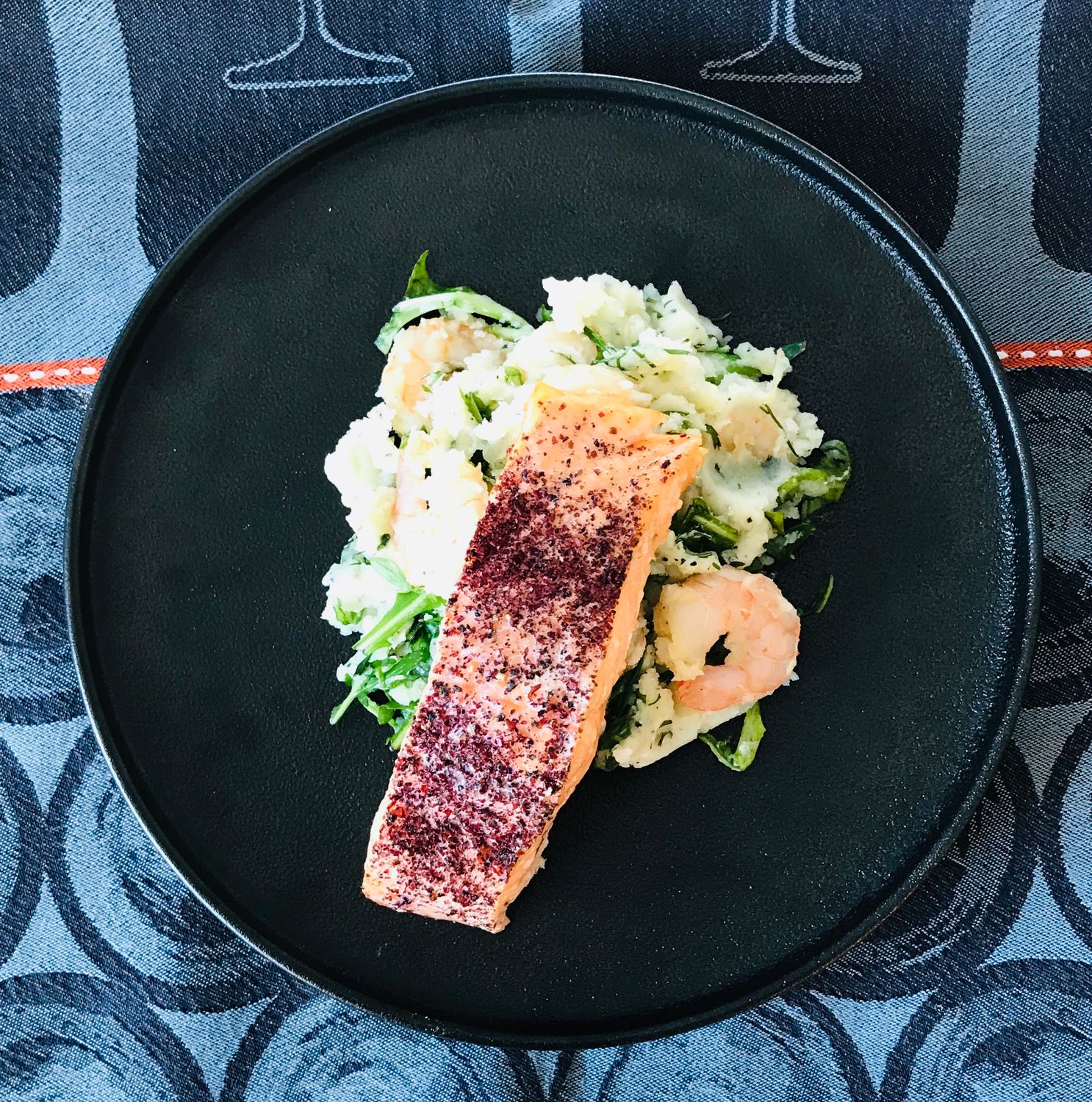 Saumon grillé sur purée de patate aux crevettes et roquette, Size: Individuel