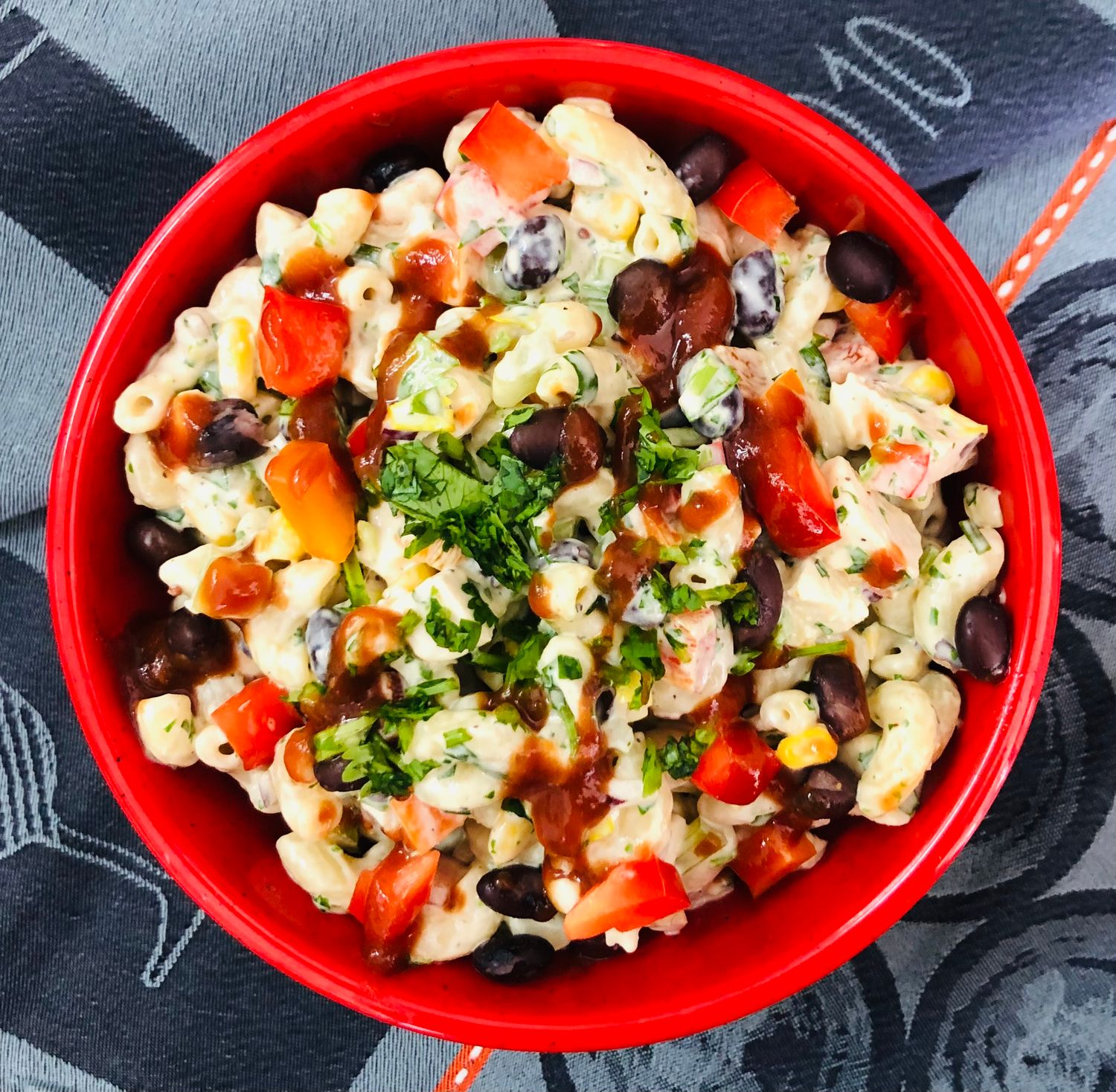 Salade de macaroni au poulet, haricots noirs, maïs et sauce BBQ, Size: 500ml