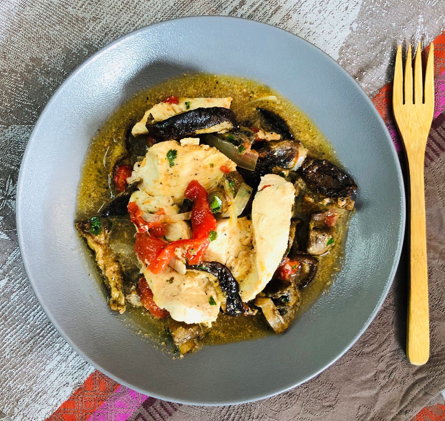 Poulet Chasseur (braisé avec champignons de Paris et shiitake), Size: Individuel avec pâtes