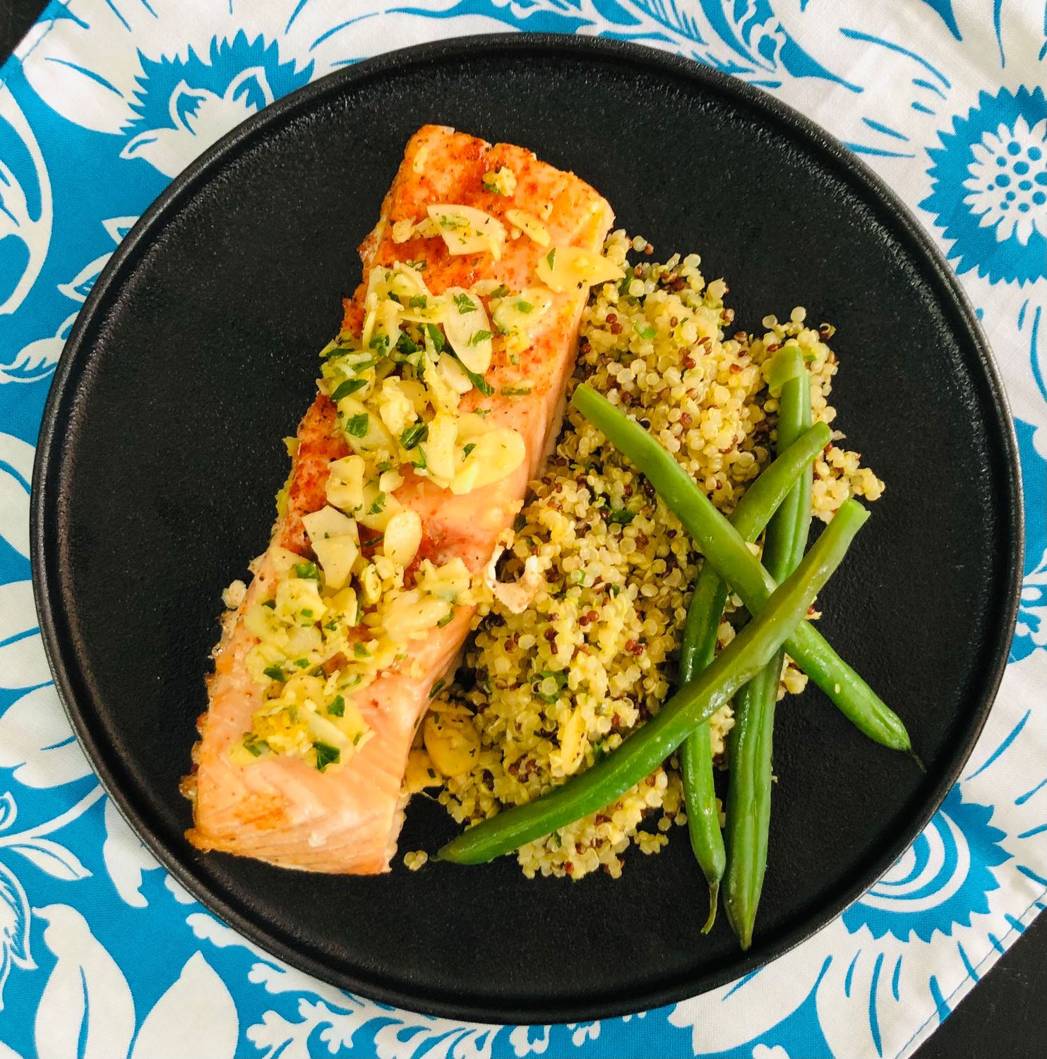 Saumon en croute d’amande sur quinoa et haricots, Size: Individuel