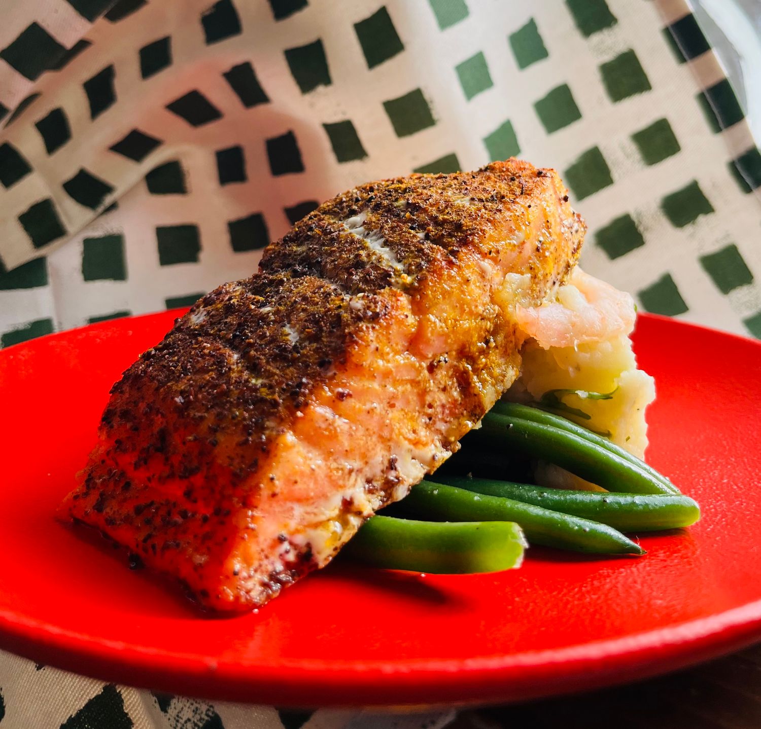 Saumon grillé sur purée de patate aux crevettes et roquette, Size: Individuel