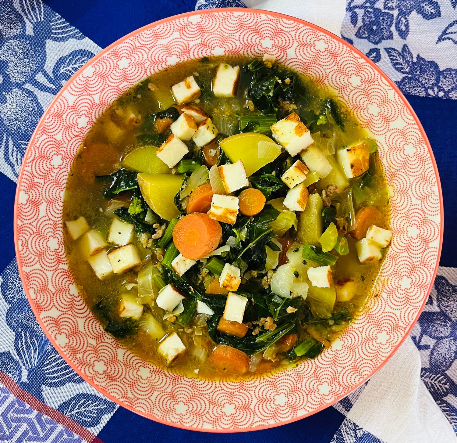 Soupe aux saucisses, rapinis et haloumi grillé , Size: 500ml