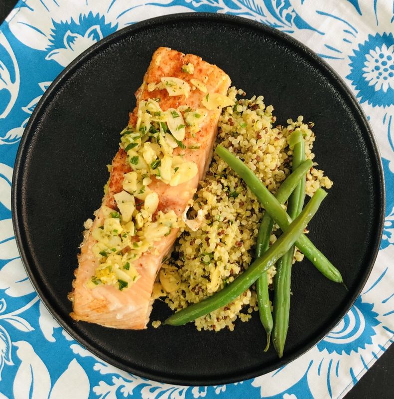 Saumon en croute d’amande sur quinoa et haricots verts