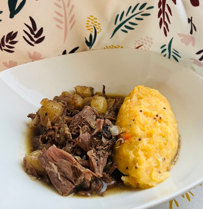 Parmentier de boeuf "soupe à l'oignon" et purée de légumes racine