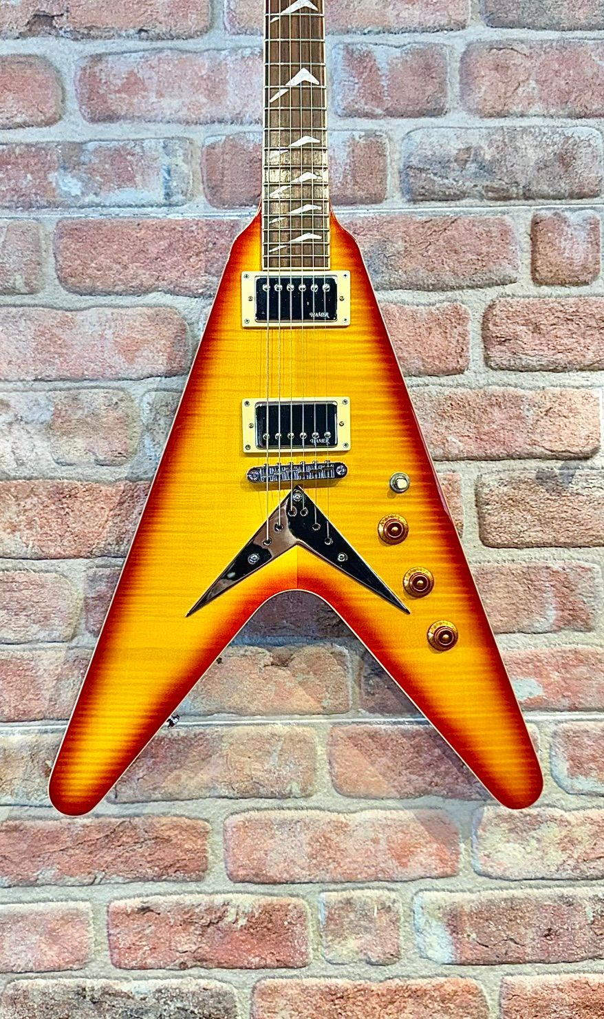 Hamer Vector Flying V Cherry Sunburst - 2017 Hamer Vector Flying V Cherry Sunburst - 2017