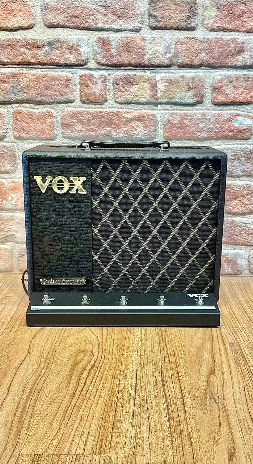 Vox VT20X 20-Watt Modeling Guitar Amp + VFS5-V-11 Footswitch