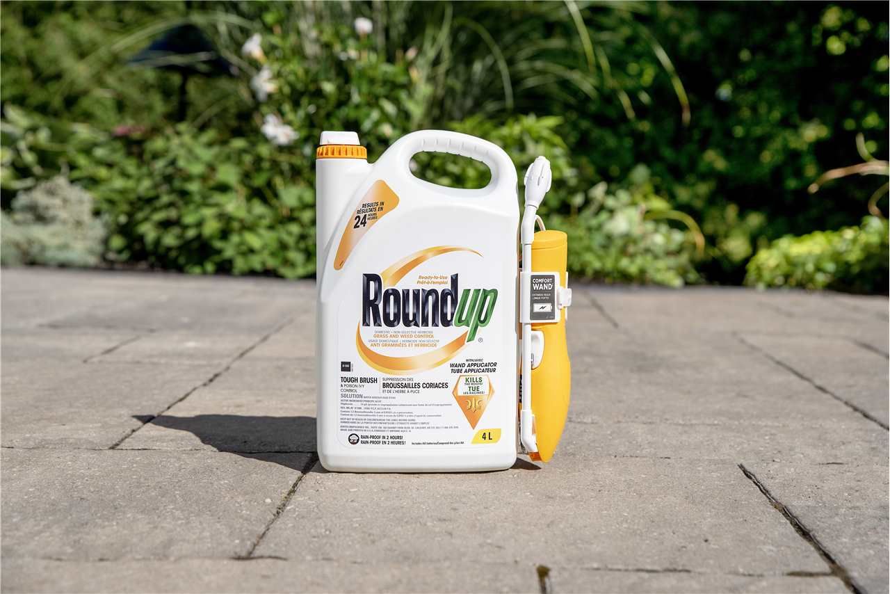 RoundUp Ready-To-Use Tough Brush &amp; Poison Ivy Control w/ Sprayer 4L