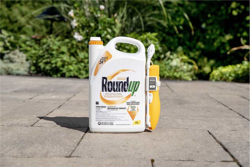 RoundUp Ready-To-Use Tough Brush &amp; Poison Ivy Control w/ Sprayer 4L