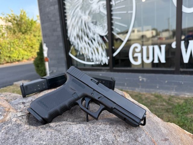Glock G21 Gen4 Standard 45 ACP 13+1 4.61" Black GMB Barrel, Black Polymer Frame w/Picatinny Rail, Tritium Sights, 3 Mags*Pre-owned*