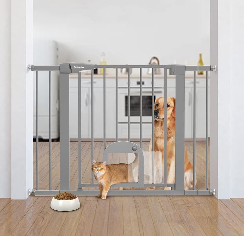 Babelio baby gate with pet door