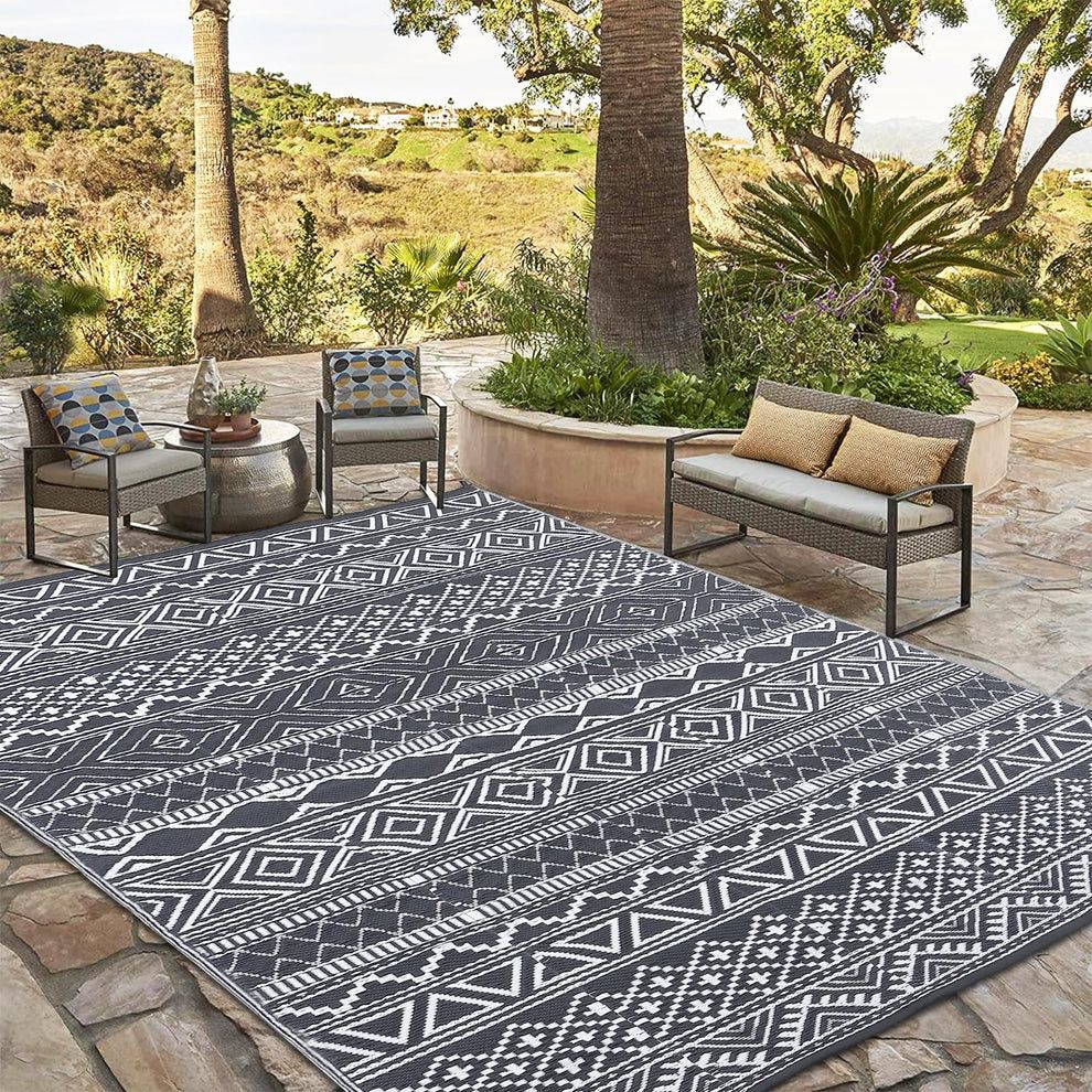 Outdoor Grey &amp; White 5x8 Boho Rug