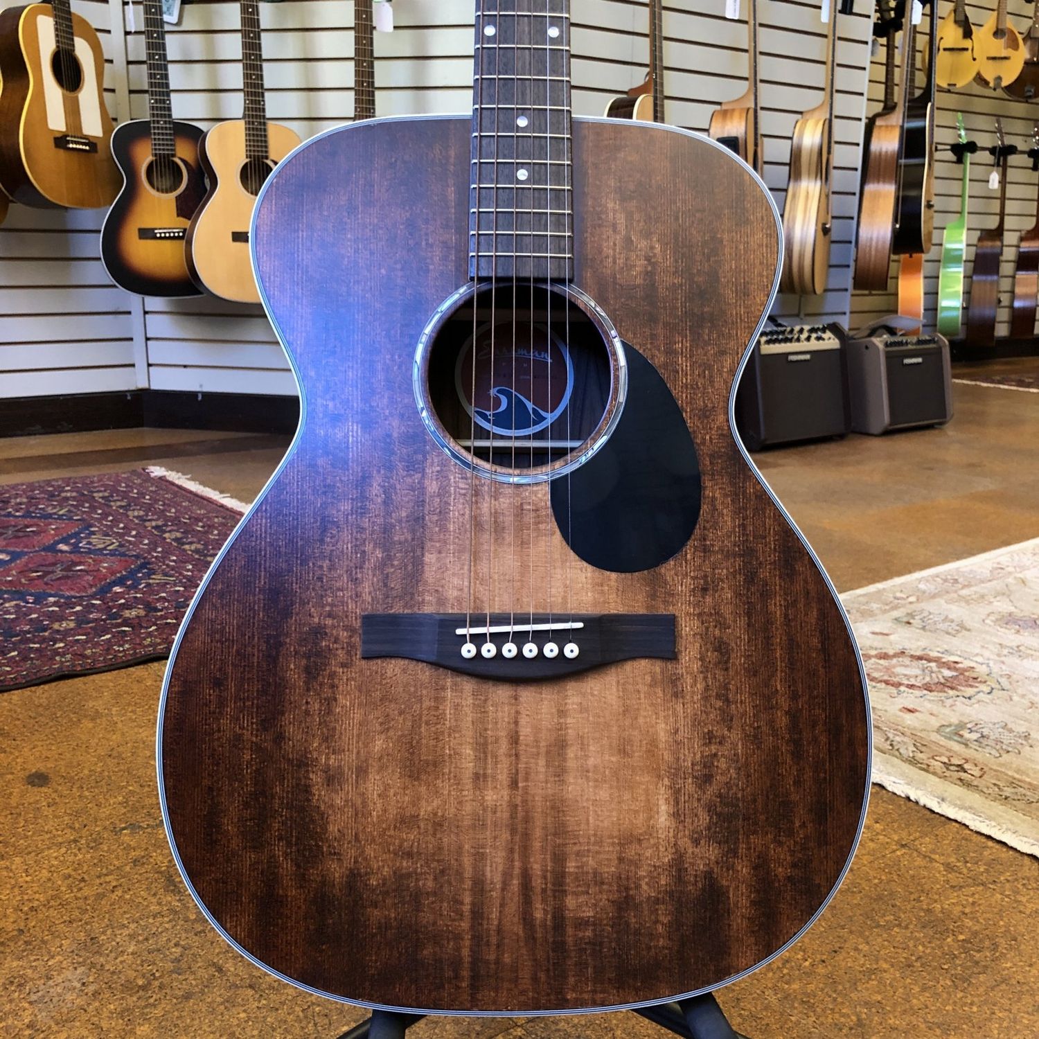 Eastman PCH2-OM Solid Top Orchestra Model Acoustic Guitar Classic Finish w/Padded Gig Bag