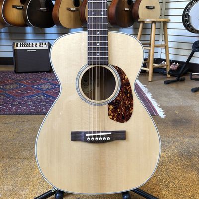 Guild M-140 All-Solid Spruce/Mahogany Concert Acoustic Guitar w/Padded Gig Bag