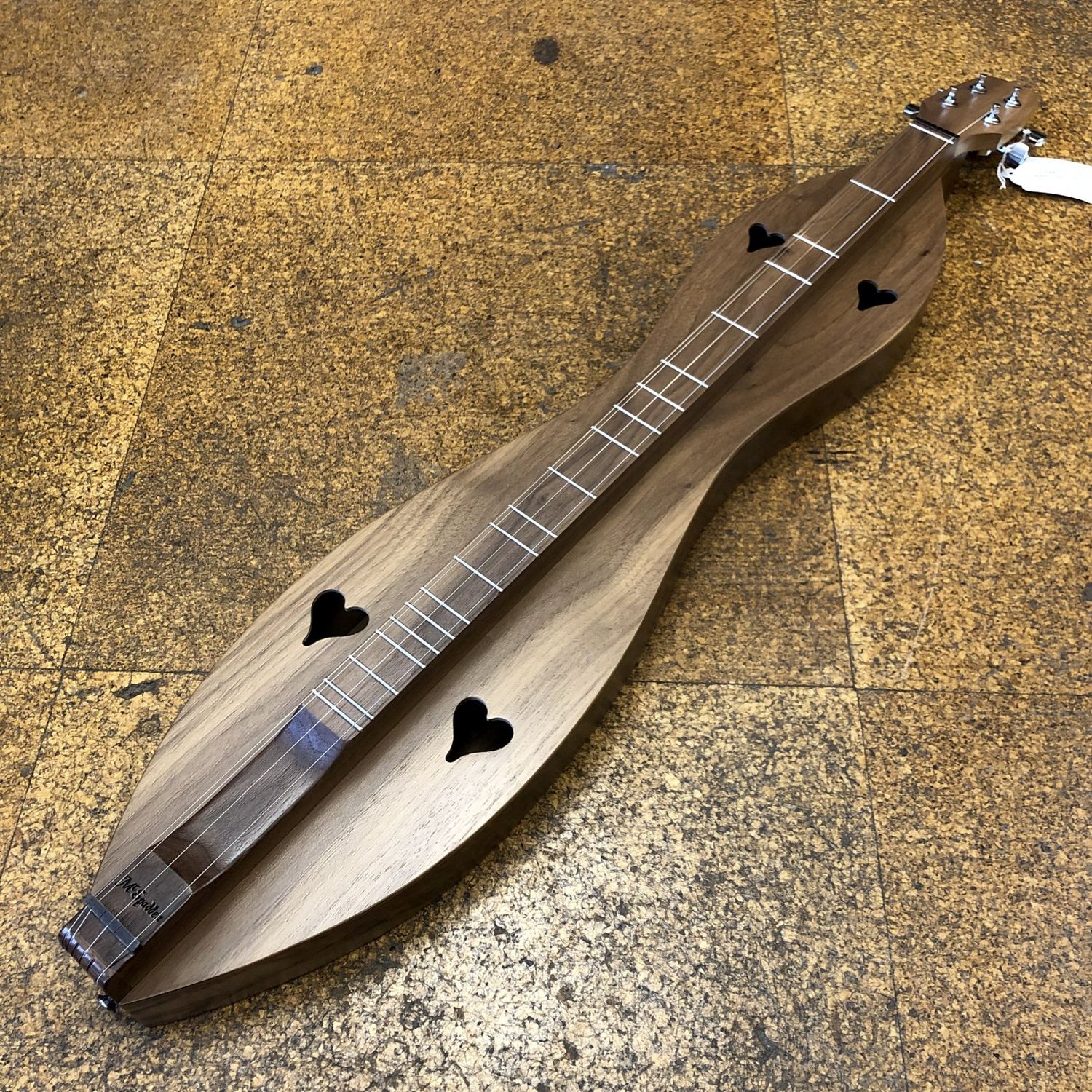 McSpadden 4FHWW Walnut/Walnut Hourglass Mountain Dulcimer w/Padded Gig Bag