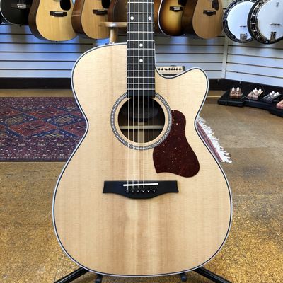 Seagull Maritime SWS Concert Hall CW Semi-Gloss EQ Solid Spruce/Mahogany Acoustic-Electric Guitar