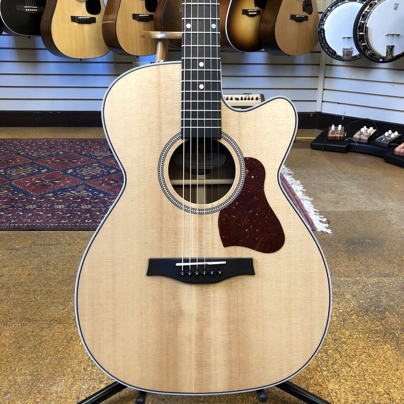 Seagull Maritime SWS Concert Hall CW Semi-Gloss EQ Solid Spruce/Mahogany Acoustic-Electric Guitar