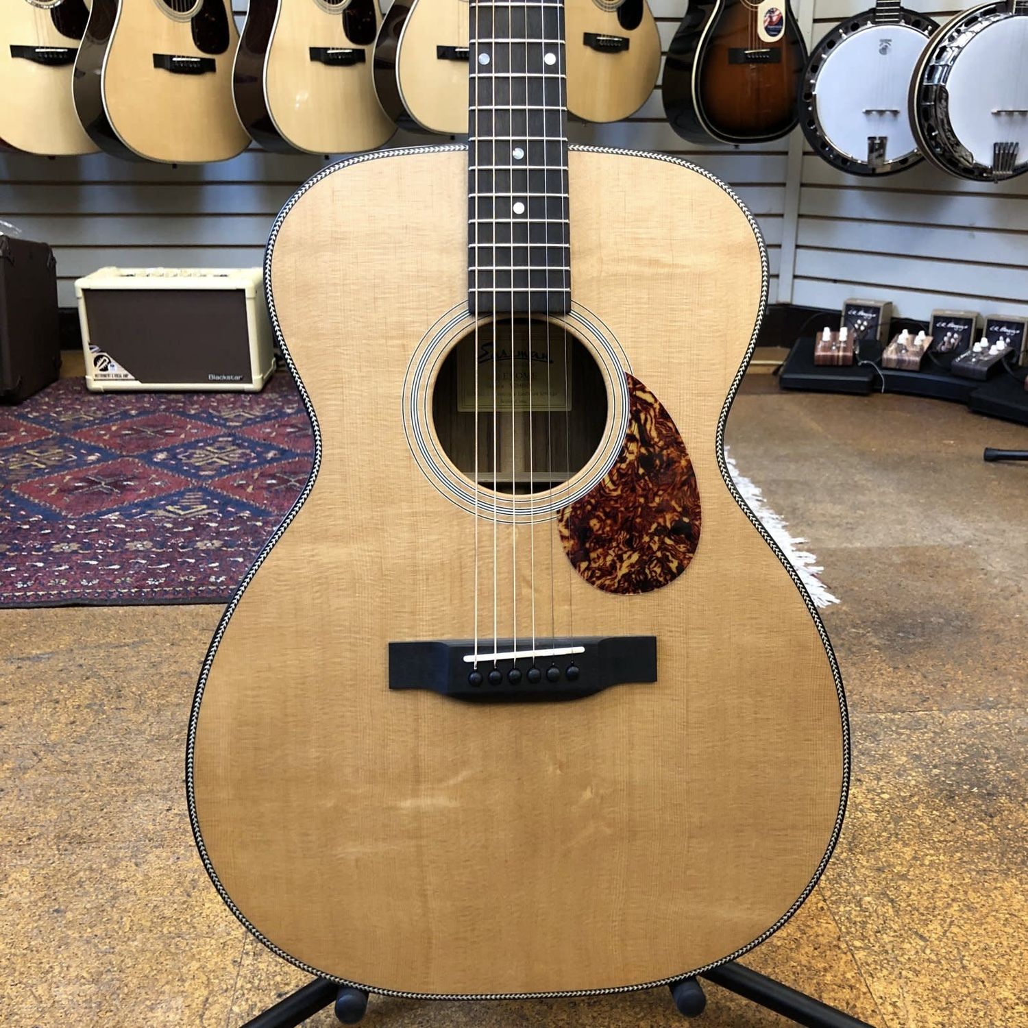 Eastman E3OME Sitka Spruce/Ovangkol Acoustic-Electric w/Fishman Pickup, Padded Gig Bag