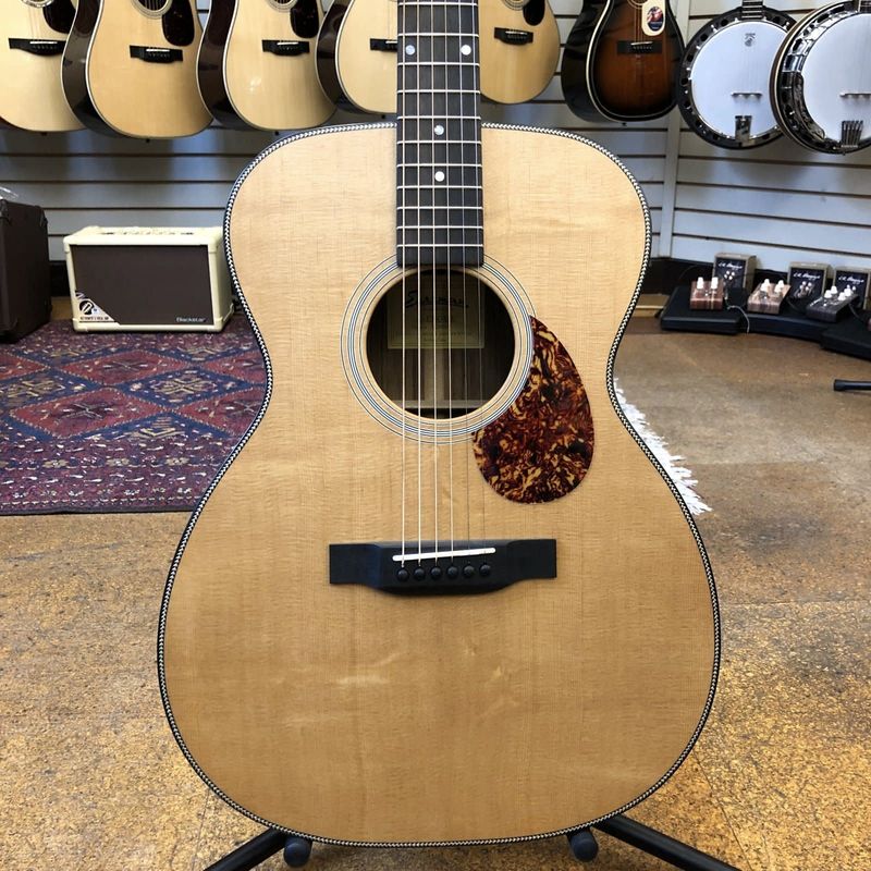 Eastman E3OME Sitka Spruce/Ovangkol Acoustic-Electric w/Fishman Pickup, Padded Gig Bag
