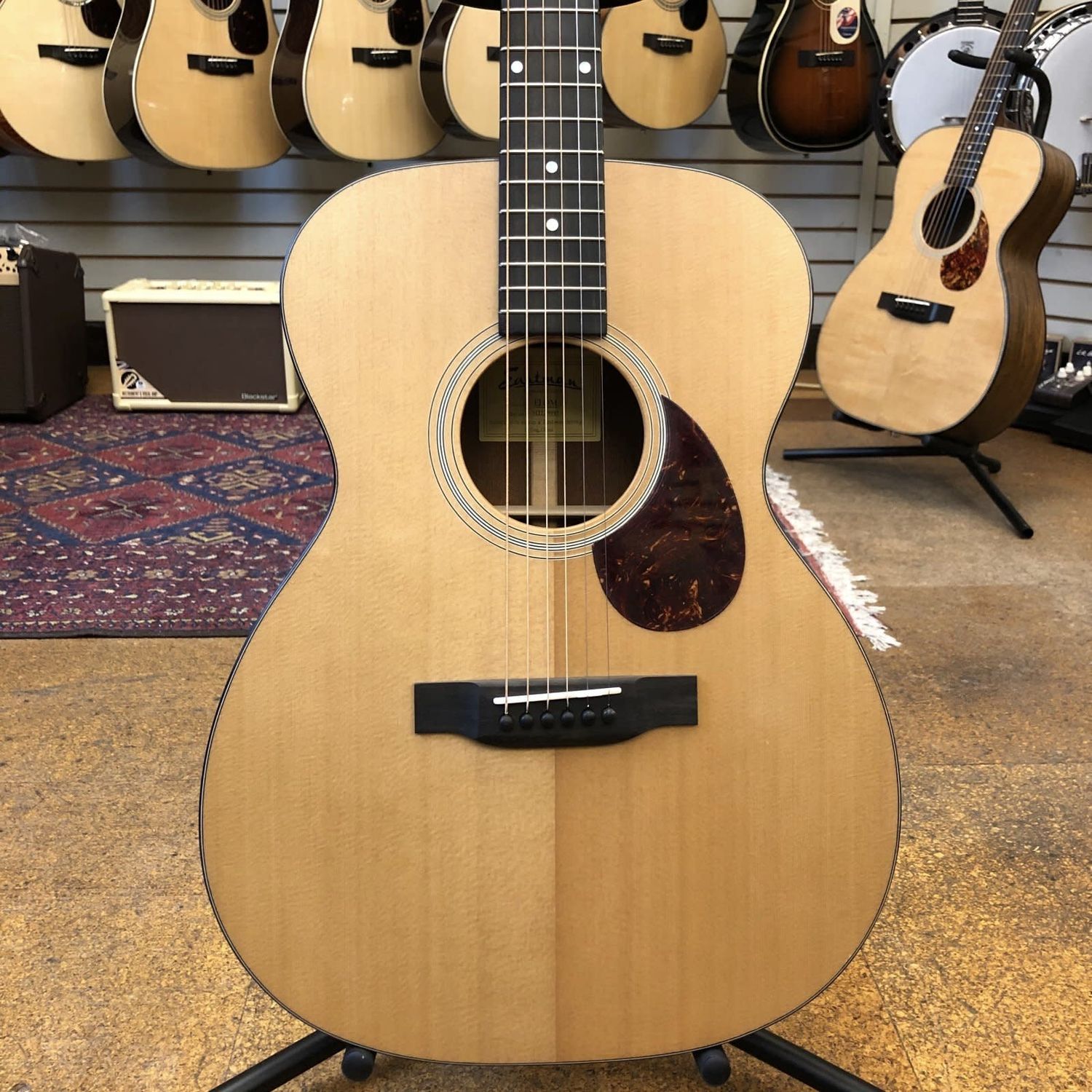 Eastman E1OM Sitka Spruce/Sapele Acoustic Guitar w/Padded Gig Bag