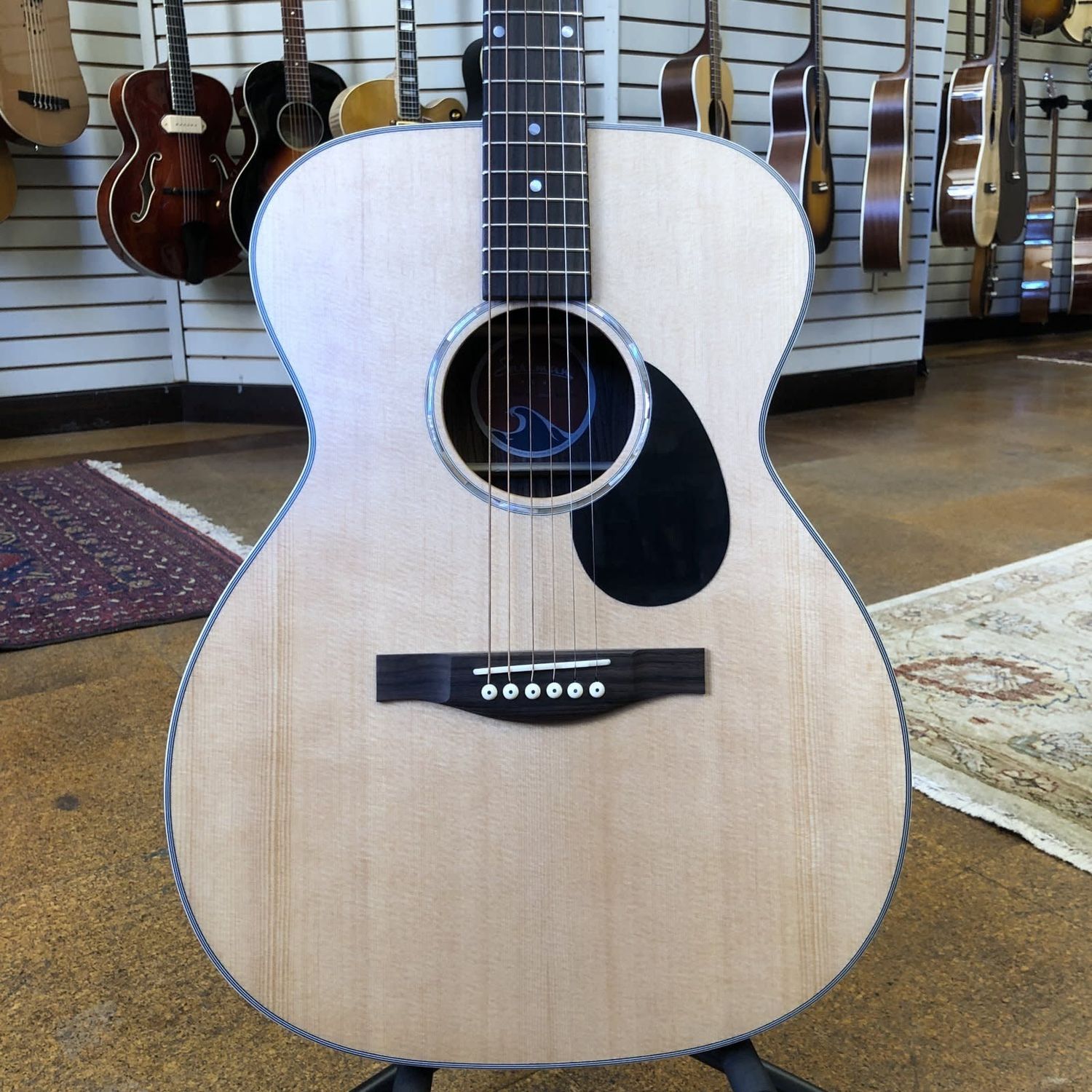 Eastman PCH2-OM Sitka Spruce/Rosewood Acoustic Guitar w/Padded Gig Bag