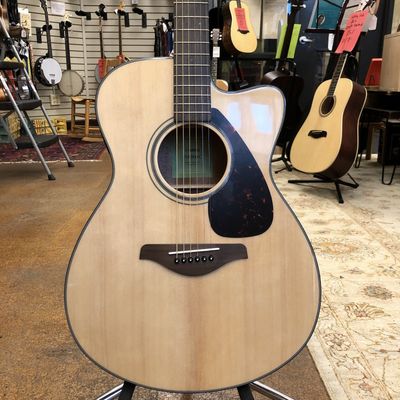 Yamaha FSX800C Solid Spruce Concert Cutaway Acoustic-Electric Guitar