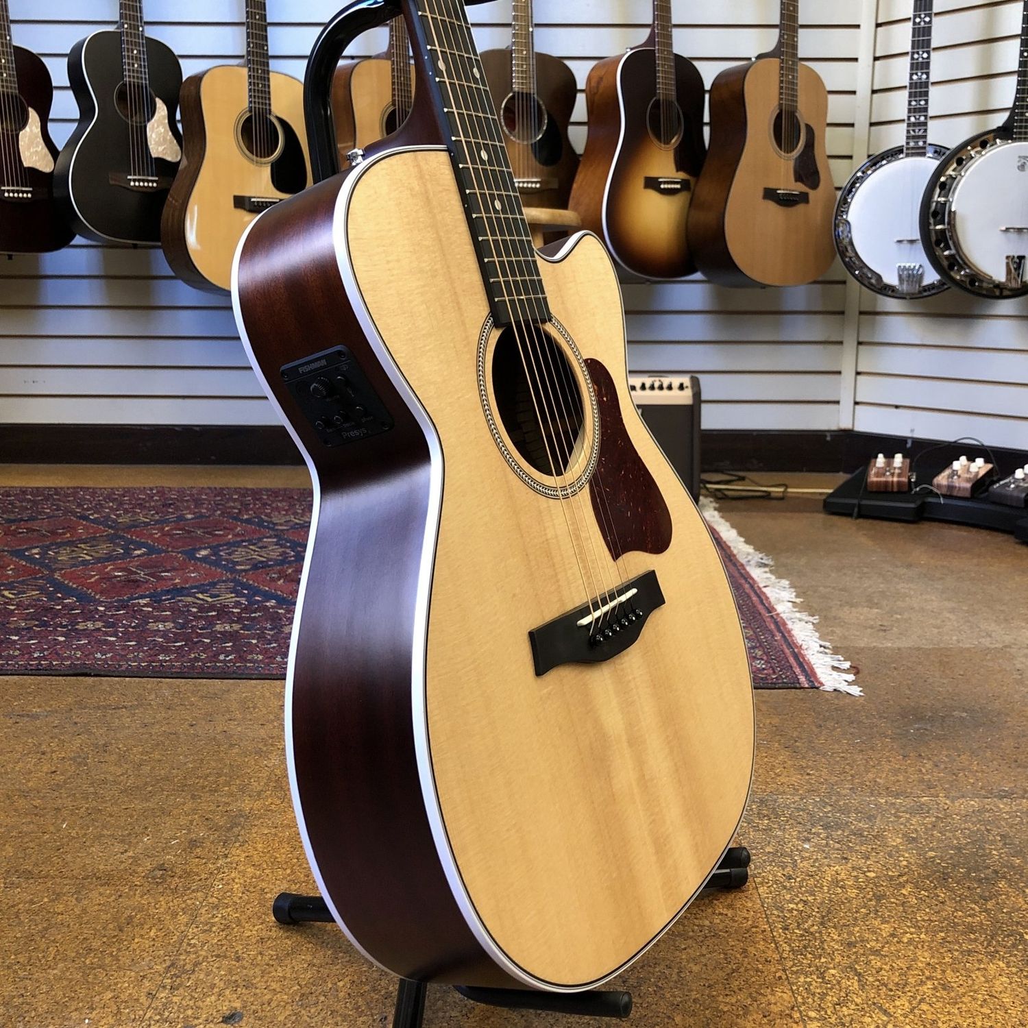 Seagull Maritime SWS Concert Hall CW Semi-Gloss EQ Solid Spruce