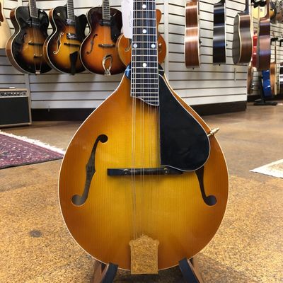 Kentucky KM-505 Artist German Spruce/Alpine Maple A-Style Mandolin Amberburst w/Padded Gig Bag