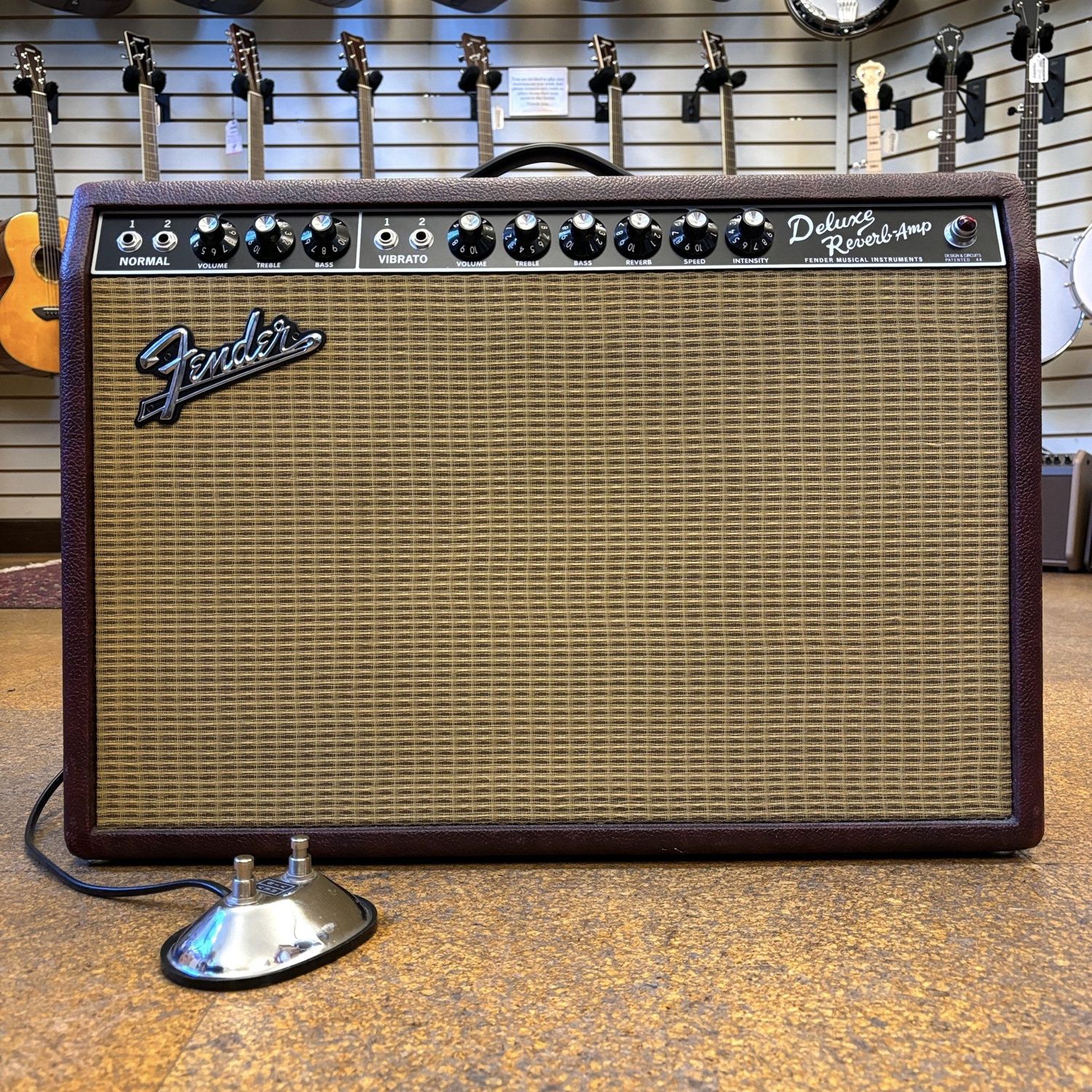Fender Limited Edition &#39;65 Deluxe Reverb 1x12&quot; 22-watt Tube Combo Amp 2011 Wine Red/Wheat w/Footswitch, Cover