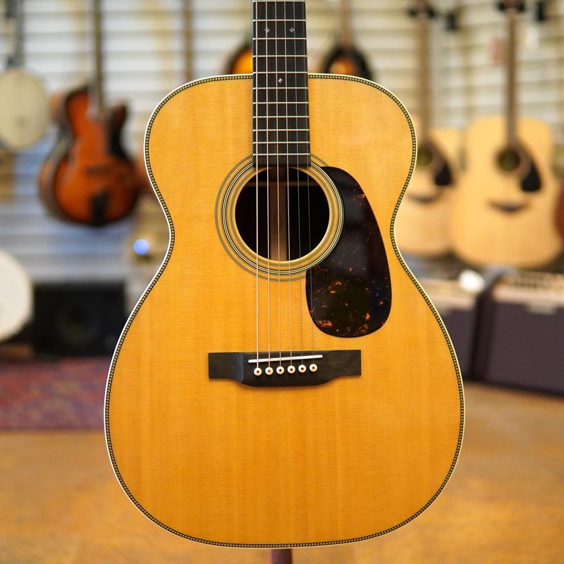 Martin 00-28 Standard Series Spruce/East Indian Rosewood Acoustic Guitar w/Molded Hard Case