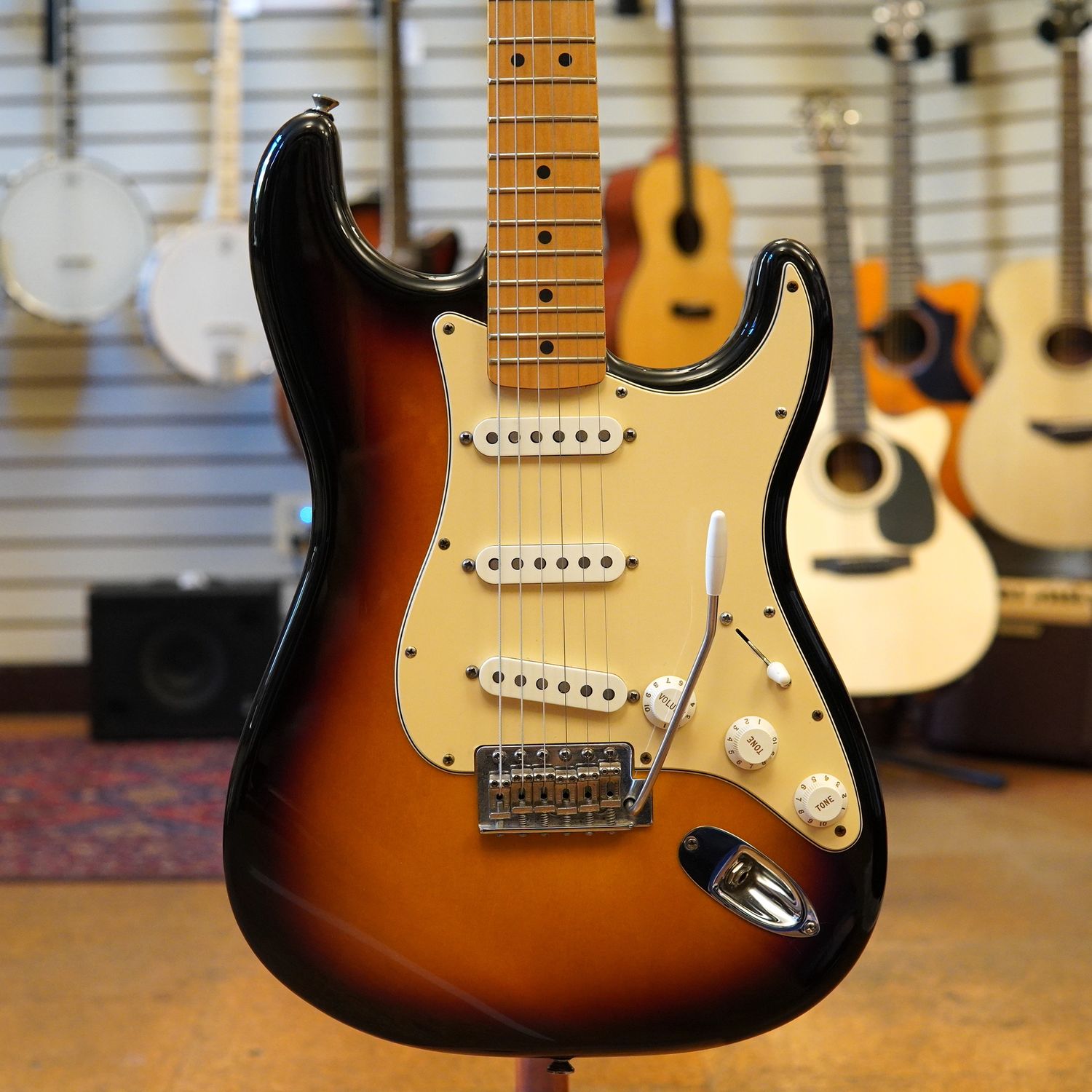 Fender Mexico Standard Stratocaster 2006 3-Color Sunburst w/Maple Fingerboard, Padded Gig Bag