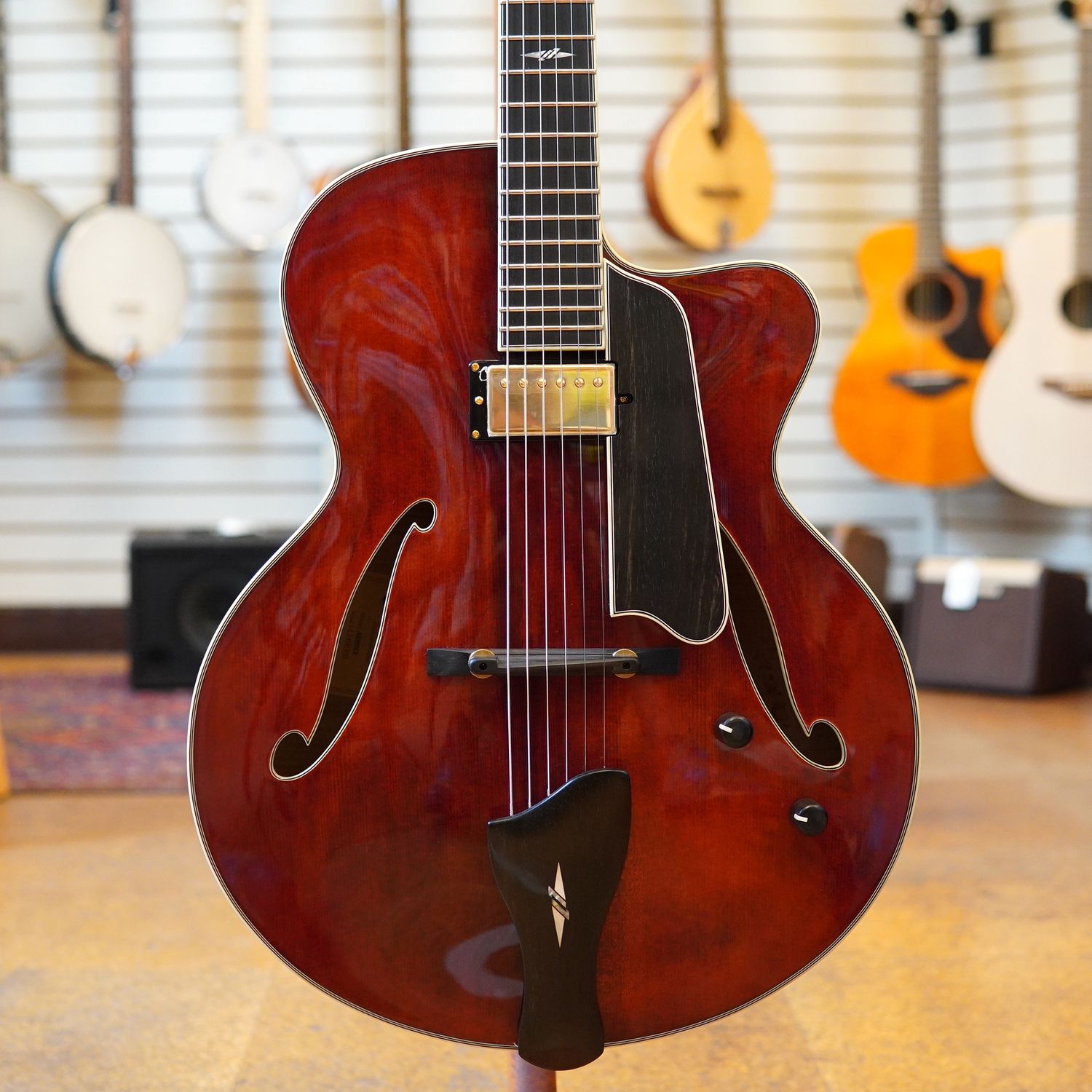 Eastman AR805CE Hollow Body Electric Guitar Classic Finish w/Lollar Imperial Pickup, Hard Case