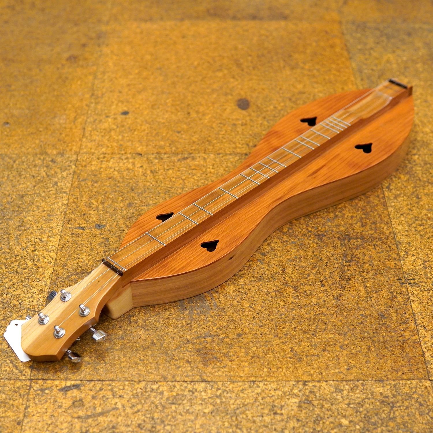 McSpadden 4FHGCR Cherry/Redwood Flathead Hourglass Ginger Mountain Dulcimer w/Padded Gig Bag