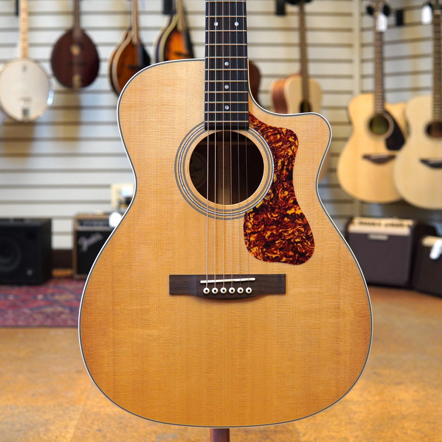 Guild OM-140CE Orchestra Acoustic-Electric Guitar w/Padded Gig Bag