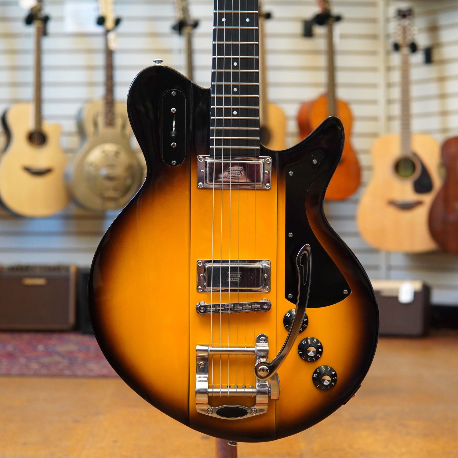 Eastman Henry James Signature Juliet Electric Guitar Sunburst w/Padded Gig Bag