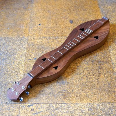 McSpadden 4FGWW Walnut/Walnut Flathead Hourglass Ginger Mountain Dulcimer w/Padded Gig Bag